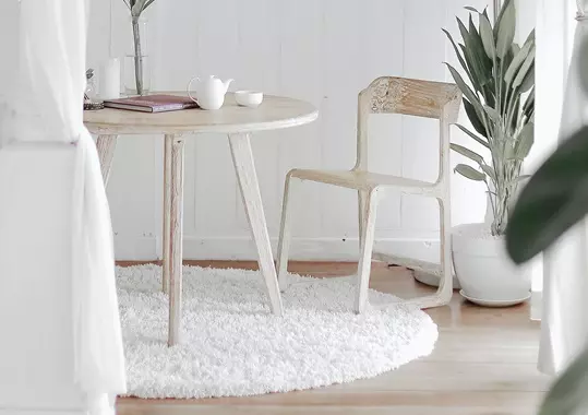 Poszarzany stolik kawowy i krzesło